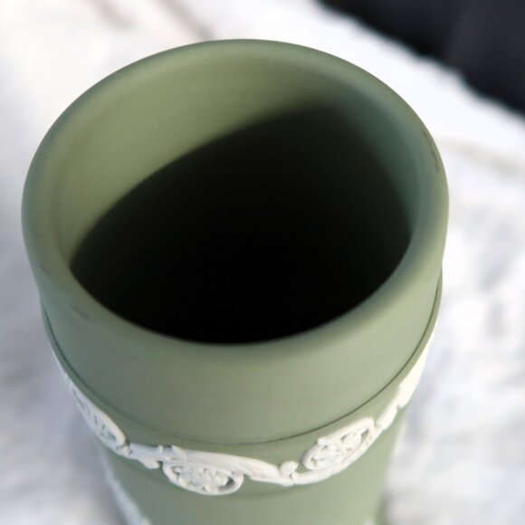 Marked Wedgwood England 8 Jasperware Spill Vase in Sage Green with White Relief - Picture 8 of 10